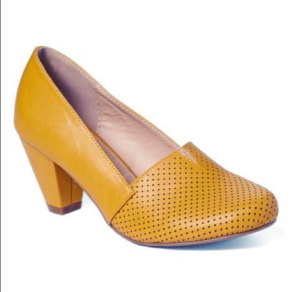 Modcloth Shoes - ModCloth Dolce Nome golden yellow Talia pumps